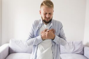 肘の黒ずみを改善するために毎日塗るべきクリームは？